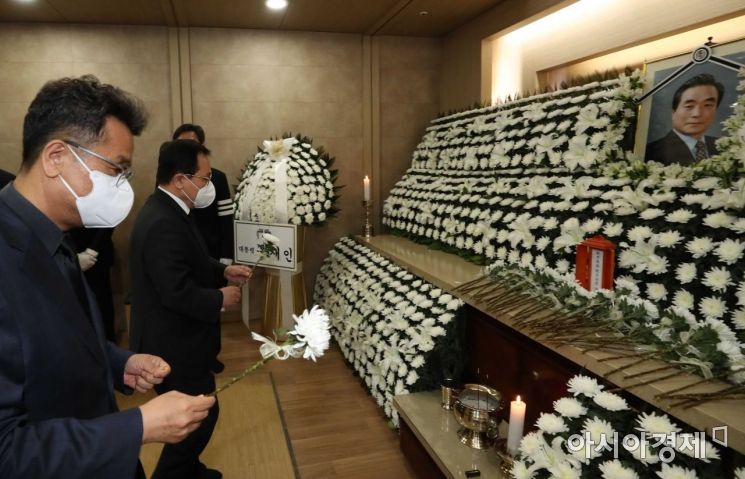 [포토]이한동 전 총리 빈소 찾은 유영민 대통령 비서실장