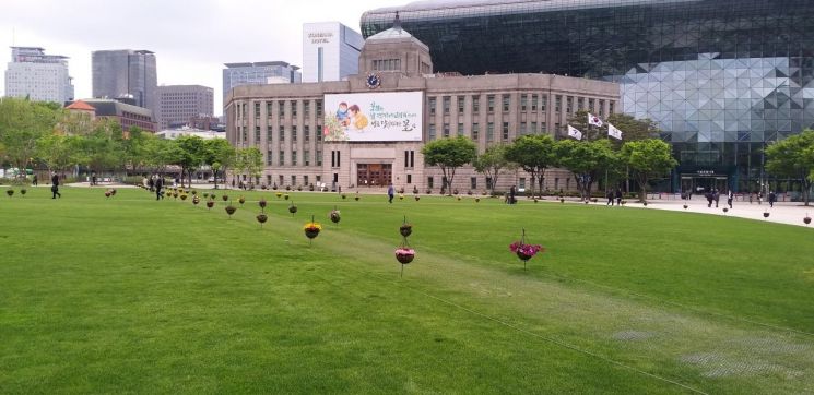 봄맞이 서울광장 꽃길 새단장…야간엔 태양광 미니등 활용한 야경 선봬
