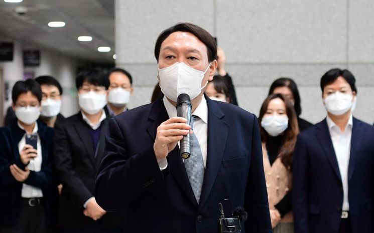 윤석열 전 검찰총장이 지난 3월4일 오후 서울 서초구 대검찰청에서 사퇴한 뒤 검찰 청사를 떠나며 인사말을 하고 있다. / 사진=연합뉴스