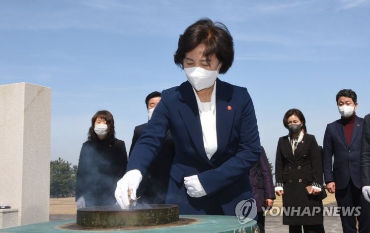 추미애 전 법무부장관이 지난 3월17일 오후 제주시 봉개동 4·3평화공원을 찾아 참배하고 있다. / 사진=연합뉴스