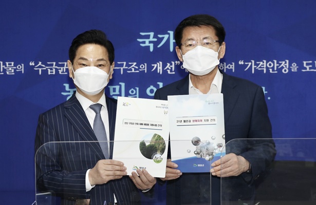 (좌측)전동평 영암군수가 지난 6일 서삼석 국회의원을 만나 동해 방지 예방사업과 봄철 저온으로 피해를 본 대봉감의 피해 예방사업의 국비 확보에 대한 설명을 했다. (사진=영암군 제공)