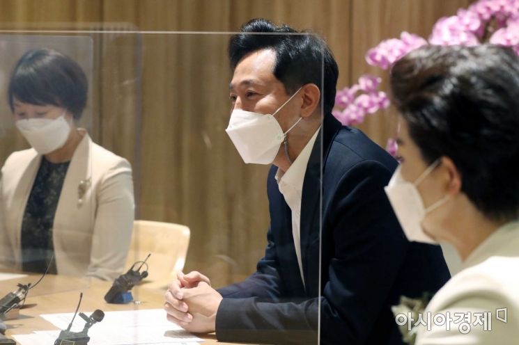 오세훈 서울시장이 10일 오전 서울 중구 서울시청 시장실에서 열린 서울특별시 간호조무사회와의 간담회에서 모두발언을 하고 있다.
이날 간담회는 신종 코로나바이러스 감염증(코로나19) 보건의료현장 최일선에서 일하고 있는 간호조무사를 격려하고, 현장 목소리를 듣기 위해 마련됐다./강진형 기자aymsdream@