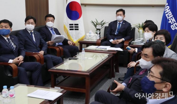 [포토] 송영길, 문 대통령 기자회견 시청