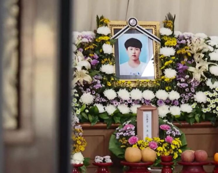 300㎏ 깔려 숨진 23살 故이선호씨 “아버지에게 ‘나의 희망’” 