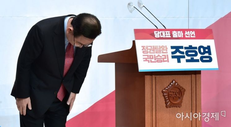 주호영 국민의힘 의원이 10일 국회 소통관에서 열린 6월 전당대회 출마선언관련 기자회견을 하기 전 고개를 숙이고 있다./윤동주 기자 doso7@
