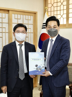 (우측)전동평 군수가 김현모 문화재청장과의 면담에서 영암군 내동리 쌍무덤과 옥야리 고분군의 국가사적 지정 등에 대한 설명과 적극적인 협조를 요청했다. (사진=영암군 제공)