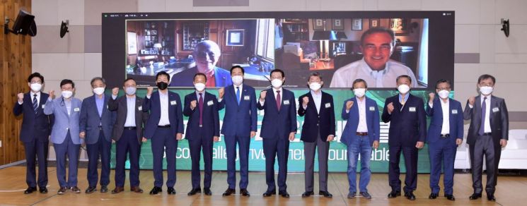 이용섭 광주광역시장이 11일 오전 서구 김대중컨벤션센터 컨벤션동 3층 K스튜디오에서 미국과 온라인 생중계로 진행된 '실리콘밸리 투자유치 라운드테이블' 행사에 참석해 김용집 광주시의회 의장, 문국현·오사마 하사나인 실리콘밸리비즈니스포럼 공동회장, 김신배 POSCO 사외이사 등 내빈들과 기념촬영을 하고 있다. 사진=광주광역시 제공
