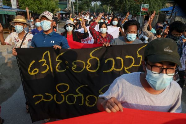 군부 쿠데타 발발 100일을 하루 앞둔 10일(현지시간) 미얀마 제2의 도시 만달레이에서 군정 규탄 시위대가 플래카드를 앞세우고 거리 행진을 벌이고 있다. 11일은 미얀마 군부가 쿠데타를 일으킨 지 100일째 되는 날이다. [이미지출처=연합뉴스]