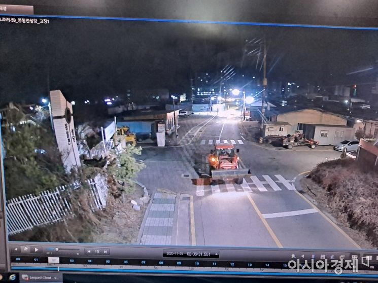 피의자들이 훔친 농기계를 트럭에 싣고 도주하는 모습이 찍힌 폐쇄회로(CC)TV 화면 [파주경찰서 제공]