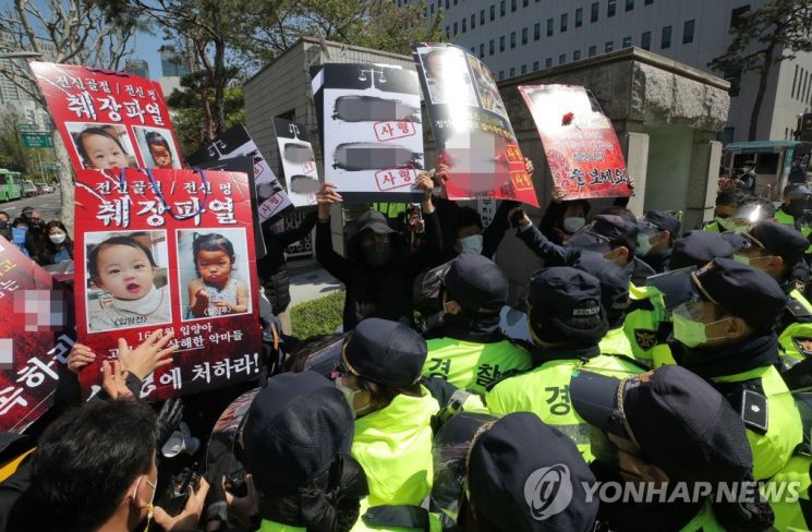 16개월 된 입양 딸 정인양을 학대해 숨지게 한 혐의를 받는 양부모의 결심 공판이 열린 지난달 14일 오후 서울 양천구 서울남부지방법원 입구에서 시민들이 양모가 탑승한 것으로 보이는 호송차를 향해 팻말을 들고 항의하고 있다. [이미지출처=연합뉴스]