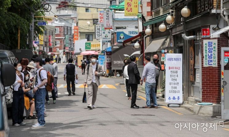 서울 한 낮 최고 기온이 27도가 예상되며 초여름날씨가 나타나고 있는 12일 서울 한 냉면집을 찾은 시민들이 순서를 기다리고 있다./강진형 기자aymsdream@