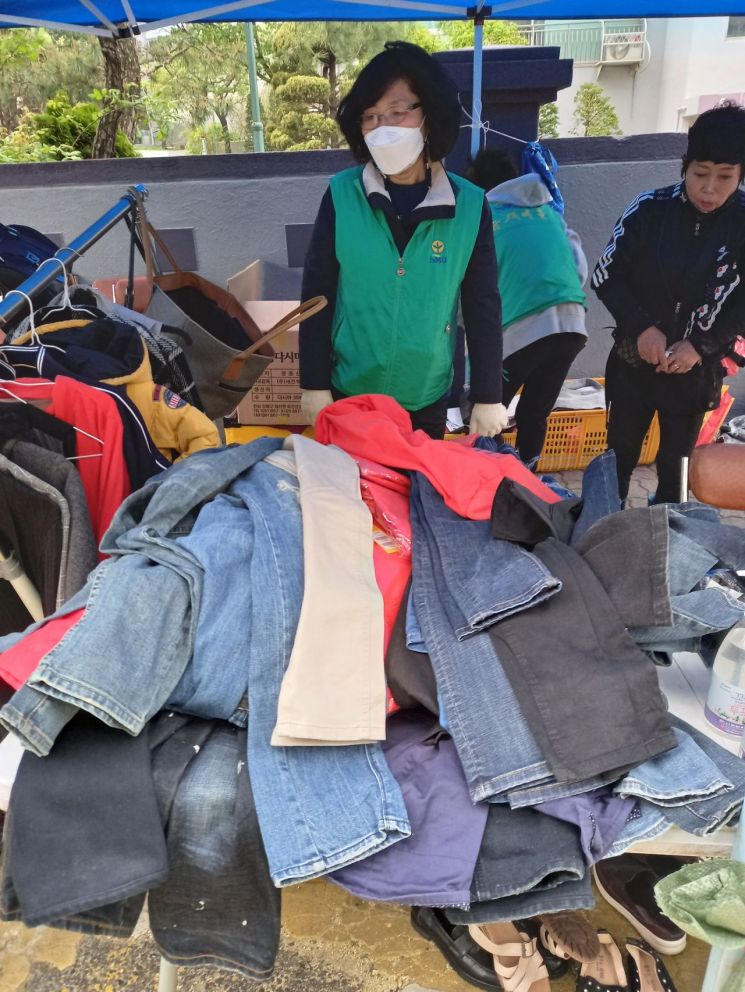 서울 영등포구 대림1동 새마을 부녀회가 녹색장터를 1년 반만에 재개했다.