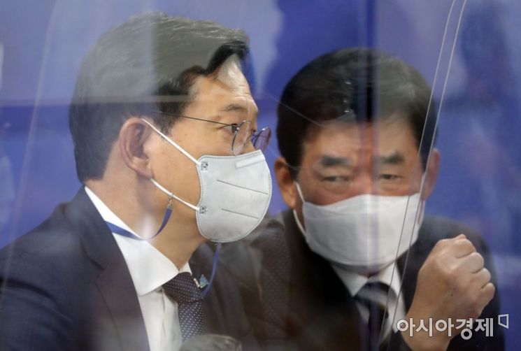 송영길 더불어민주당 대표와 김진표 부동산특별위원회 위원장이 12일 국회 의원회관에서 열린 부동산특별위원회 회의에 참석, 회의 도중 이야기를 나누고 있다./윤동주 기자 doso7@