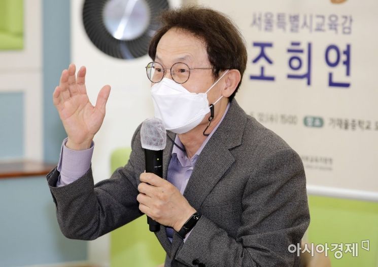 조희연 서울시교육감이 12일 서울 서대문구 가재울중학교에서 열린 신규교사 성장지원 프로그램에 참석해 인사말을 하고 있다. 조 교육감은 서부교육지원청 관내 중등 신규교사의 제1호 멘토 자격으로 이번 프로그램에 참여했다./김현민 기자 kimhyun81@