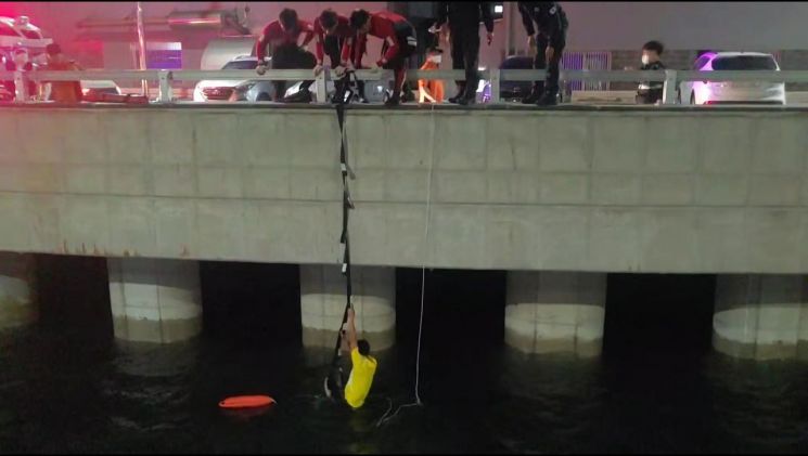 11일 밤 제주에서 술에 취해 바다에 빠진 중국인 남성을 제주해경 구조대가 멀티바를 이용해 구조하고 있다. (사진=제주해경)