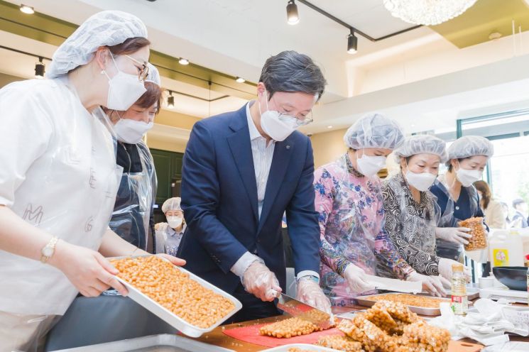 [포토]채현일 영등포구청장 ‘가정폭력예방 캠페인’ 다과 만들기 동참