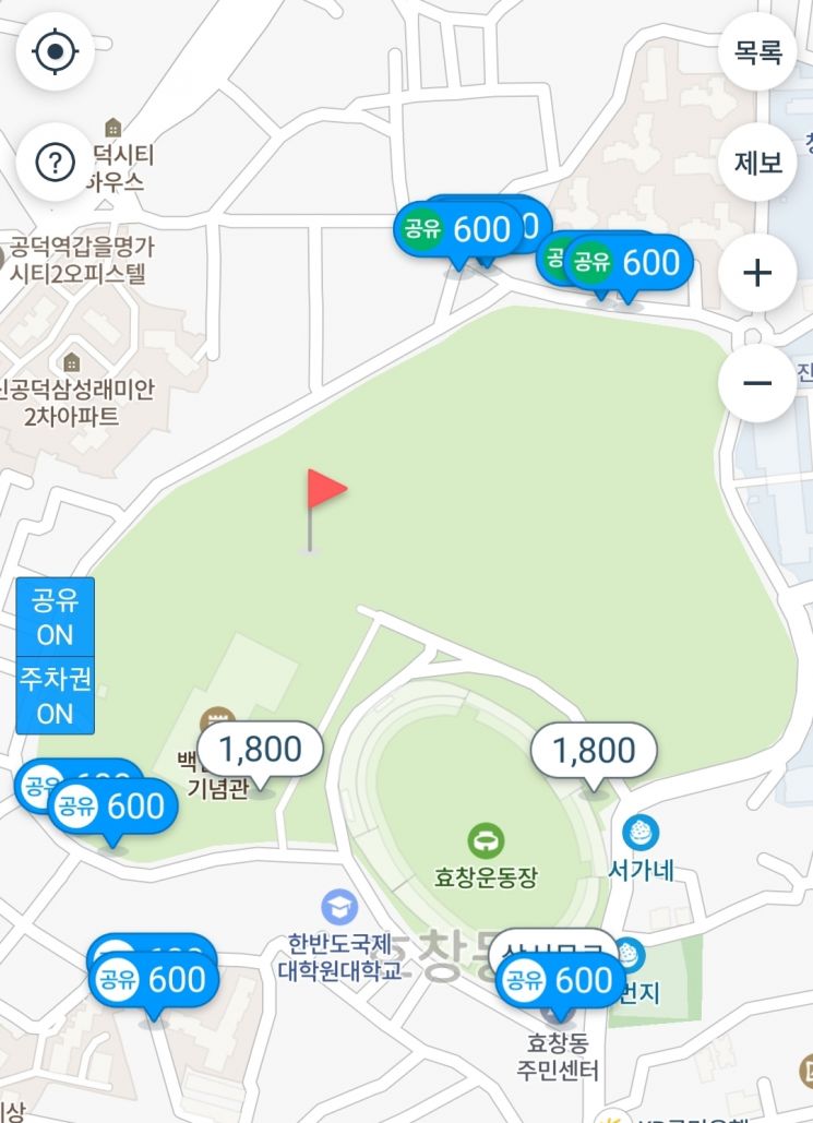 스마트폰으로 주차구획 위치, 이용 가능 여부 등을 바로 확인할 수 있다.