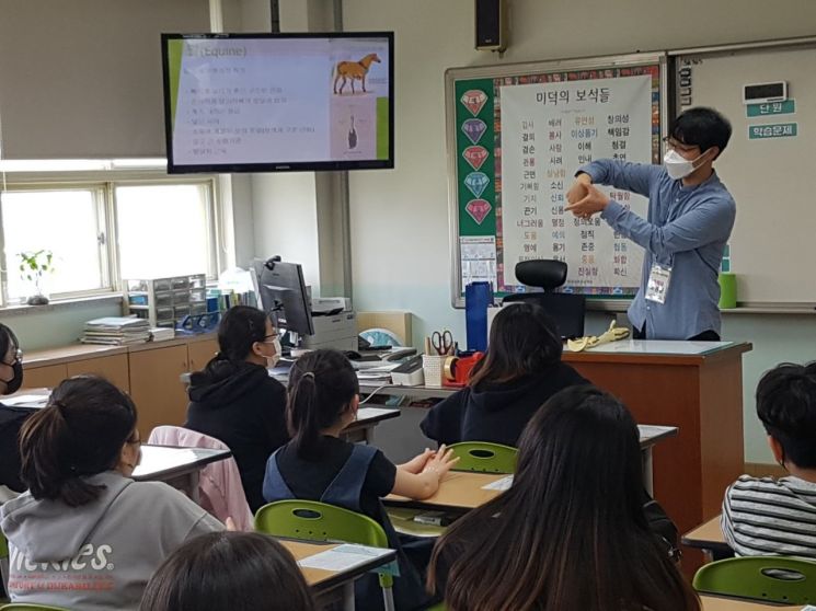 초등학교 교실에 선 수의사 … 한국마사회 부산경남본부, ‘찾아가는 전문직업인체험’ 실시
