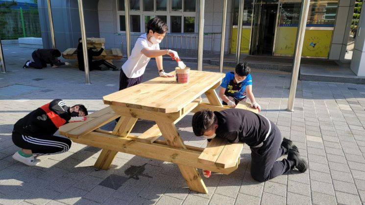 부산 송정중 학생들이 인근 학생인성교육관에 기증할 의자테이블을 제작하고 있다. [이미지출처=부산시교육청]