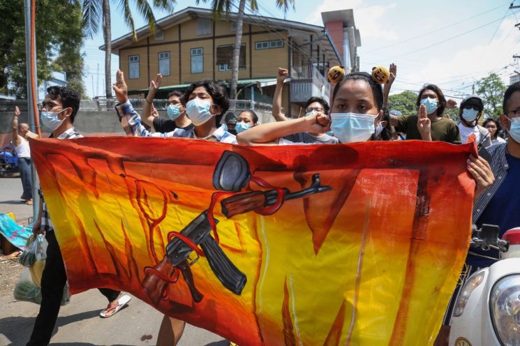 군부 쿠데타 발발 100일을 맞은 11일(현지시간) 미얀마 제2 도시 만달레이에서 군정 규탄 시위대가 플래카드를 앞세우고 거리 행진을 벌이고 있다. [이미지출처=연합뉴스]