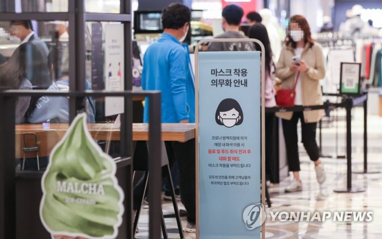 마스크 착용 의무화 조치를 하루 앞둔 지난달 11일 오전 서울 시내의 한 백화점의 커피숍에 마스크 착용 안내 배너가 설치돼 있다. [이미지출처=연합뉴스]