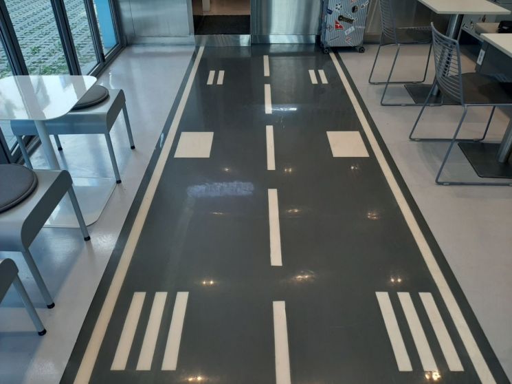 공항 활주로를 닮은 바닥 디자인. / 사진=임주형 기자 skepped@