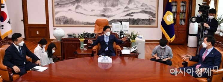 박병석 국회의장이 13일 국회 의장실에서 윤호중 더불어민주당 원내대표와 김기현 국민의힘 원내대표와 김부겸 국무총리 후보자 인준안과 관련한 회동을 하고 있다./윤동주 기자 doso7@