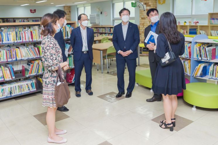 [포토]채현일 영등포구청장, 대방초 도서관 둘러보며 학부모와 소통