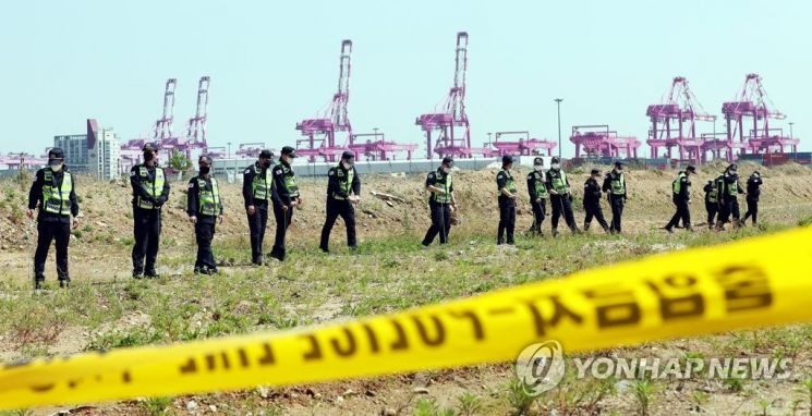 40대 손님을 살해하고 시신을 유기한 혐의로 주점 업주를 체포한 지난 12일 인천시 연수구 한 공터에서 경찰들이 피해자의 시신을 찾기 위해 수색하고 있다. [이미지출처=연합뉴스]