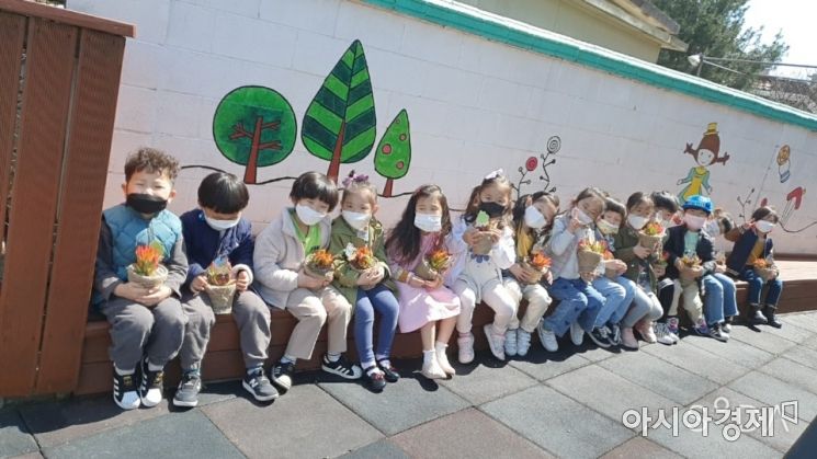 광주시어린이집연합회가 관내 화훼농가 활용한 식목행사로 지역경제 활성화에 동참하고 있다 [광주시 제공]
