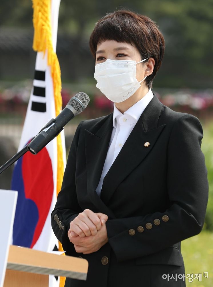 김은혜 국민의힘 의원이 14일 서울 종로구 청와대 분수대 앞에서 당대표 경선 출마선언을 하고 있다./국회사진기자단