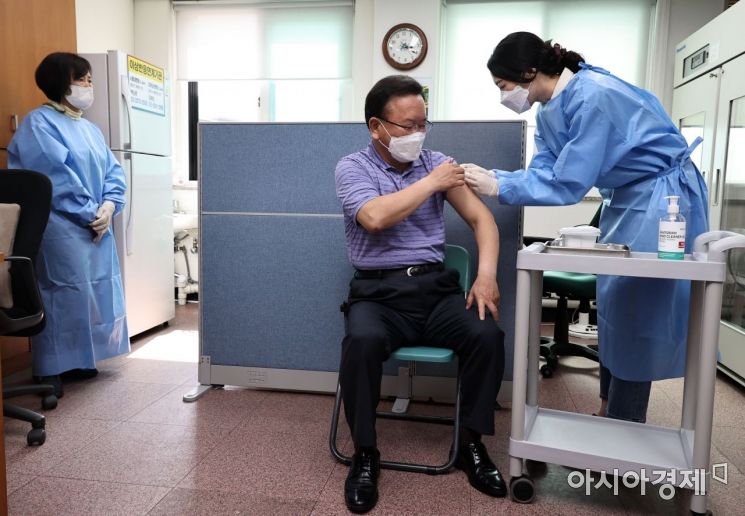 [포토]김부겸 국무총리, 종로구보건소서 백신 접종 