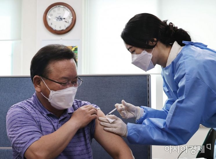 '부스터 숏' 대신 '추가 접종'이라 말해요