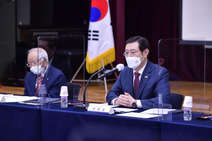 이용섭 광주광역시장이 14일 오후 서구 일가정양립지원본부에서 열린 '제6차 광주광역시 시정자문회의 총회'에 참석해 위원들과 시정 주요 현안을 논의하고 있다. 사진=광주광역시 제공
