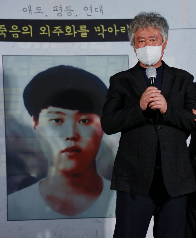 평택항에서 일하다 사고로 숨진 20대 청년 노동자 고(故) 이선호 씨의 부친 이재훈 씨가 지난 13일 오후 서울 중구 서울지방고용청 앞에서 열린 추모문화제에서 발언하는 모습.(이미지 출처=연합뉴스)