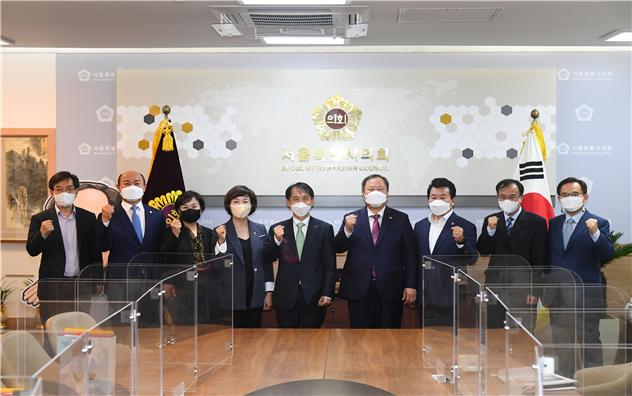 왼쪽부터 박진하 카이스트최고위과정운영위원, 황인구 서울시의회 의원, 이가희 카이스트 학술위원,
김경 서울시의회 예산정책연구위원장, 이광형 카이스트 총장, 김인호 서울시의회 의장, 정지권 서울시의회 정책위원장, 서노원 서울시의회 사무처장, 김청식 서울시의회 의장비서실장