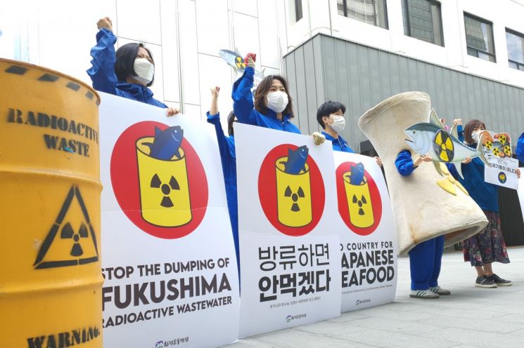 서울환경운동연합 회원들이 지난해 5월12일 서울 청계천로 일대에서 일본 정부의 후쿠시마 방사성 오염수 방류 결정을 규탄하는 행진을 했다.(사진출처=연합뉴스)