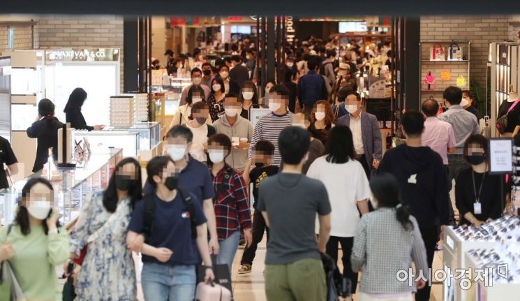 전국에 비가 내린 지난달 16일 서울 시내 한 백화점이 쇼핑객으로 북적이고 있다. 주말 인파가 비를 피해 백화점 등 실내 시설로 몰려들었다. 이날 중앙방역대책본부는 코로나19 신규 확진자가 610명 늘어 누적 13만1천671명이라고 밝혔다. /문호남 기자 munonam@
