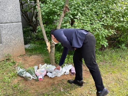 지난 12일 충북 청주의 한 아파트에서 숨진 채 발견된 여중생들을 추모하기 위해 한 시민이 꽃다발을 내려놓고 있다./사진=연합뉴스