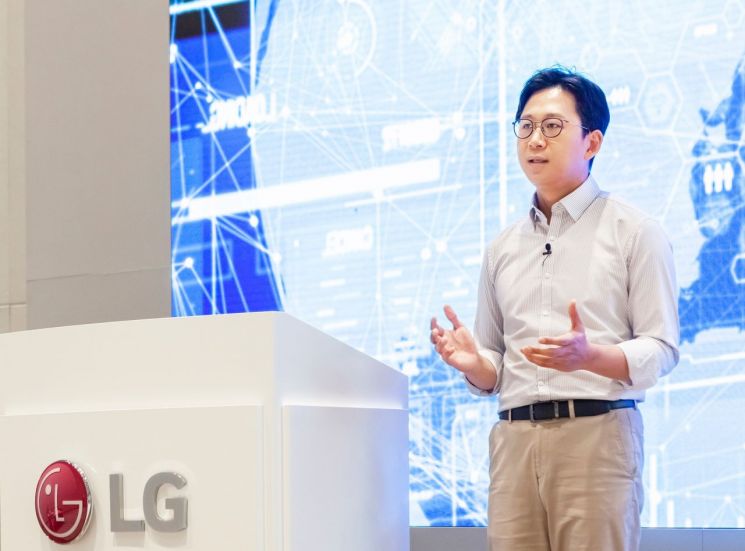 배경훈 LG AI연구원장이 17일 비대면 방식으로 진행된 'AI토크콘서트'에서 발표하고 있다.(사진제공=LG)
