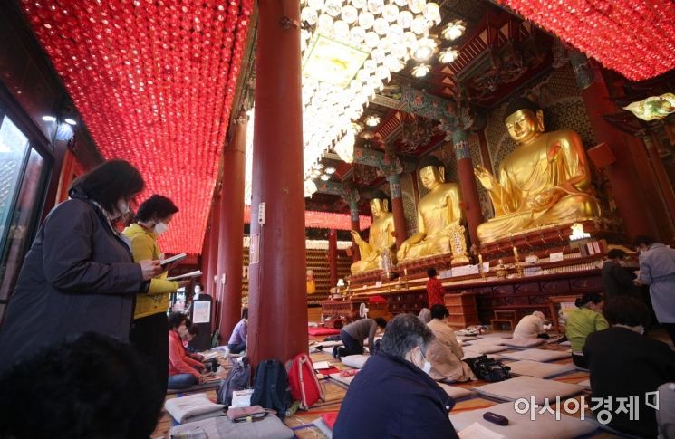 [포토] 부처님 오신 날 앞두고 기도하는 신도들