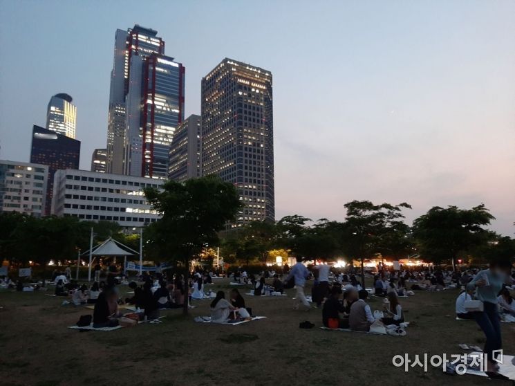 날이 저문 뒤 한강공원에 모여 음주를 즐기는 시민들 모습. / 사진=임주형 기자 skepped@