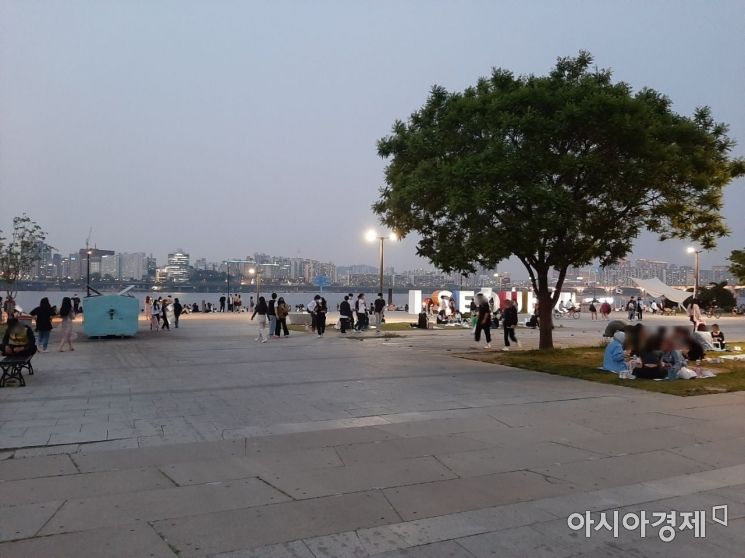 지난 14일 해가 저무는 도중 여의도 한강공원 내 인파가 몰리고 있다. / 사진=임주형 기자 skepped@