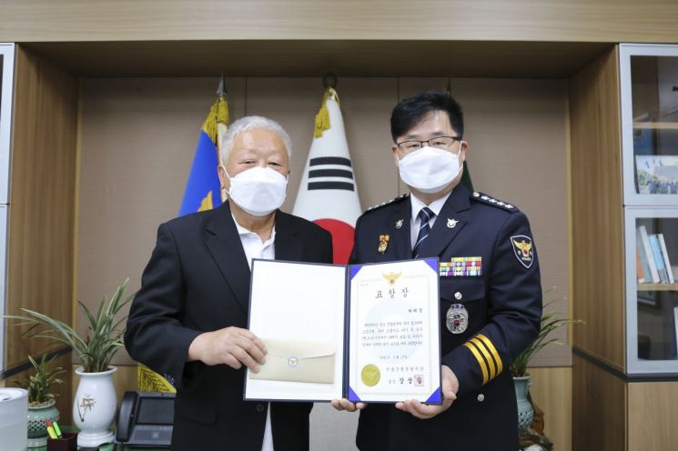 서울 강동경찰서, 이륜차 뺑소니 신고해 2차 사고 예방한 시민에 표창장 전달