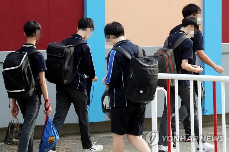 "속옷 규제 사라지지 않은 학교 수두룩" 과도한 복장 규제에 학생들 '부글부글'