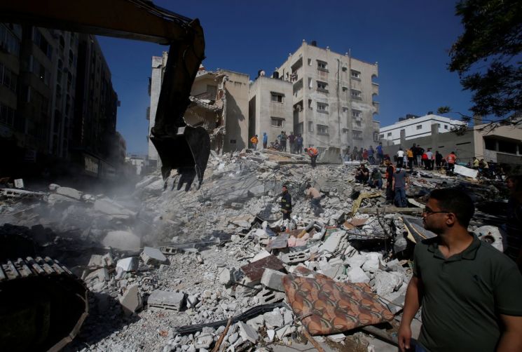 이스라엘군의 공습으로 파괴된 팔레스타인 가자지구 내 시가지 건물 잔해 모습. 가지지구=로이터·연합뉴스