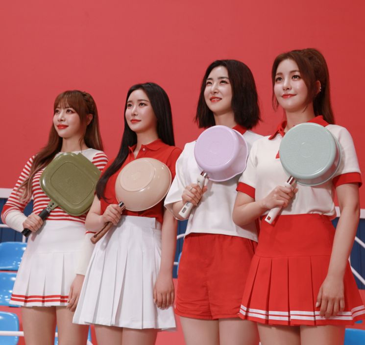 최근 해피콜은 롤린 음원 역주행으로 화제를 모은 걸그룹 브레이브걸스를 광고 모델로 발탁하며 2019년 하반기부터 이어져 온 ‘MZ세대 프렌들리’ 방침에 드라이브를 걸었다. 사진제공 = 해피콜