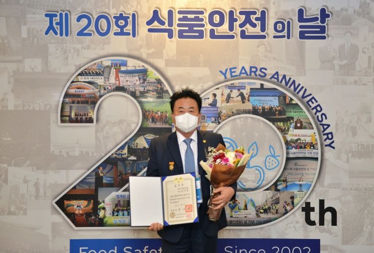 문진섭 서울우유조합장, '식품안전의 날' 대통령 표창 수상 