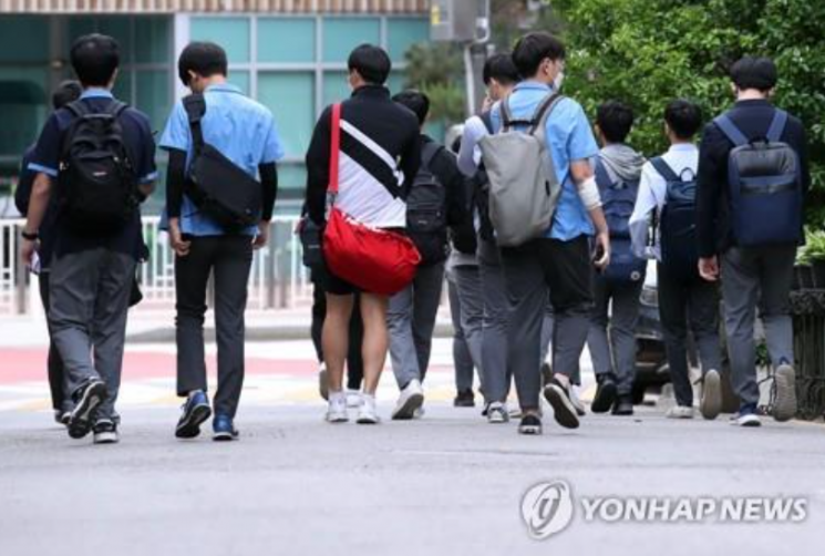 서울 종로구 한 고등학교에서 학생들이 등교 수업을 마치고 귀가하고 있다. 사진은 기사 중 특정 표현과 무관. [이미지출처=연합뉴스]