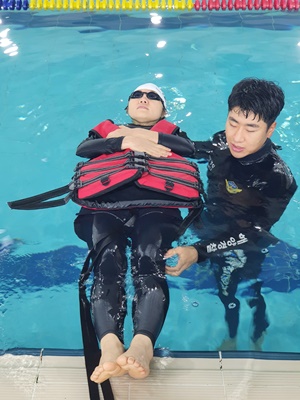 해경이 초등학교 교사를 대상으로 생존수영 교육을 실시하고 있다. (사진=서해지방해양경찰청 제공)